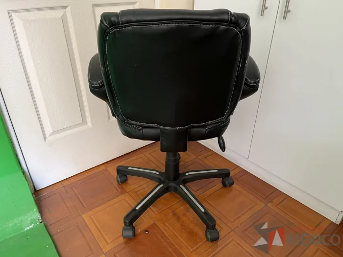Lote 013 - 2 Sillas operativas con ruedas, descansabrazos, asiento y respaldo color negro en regulares condiciones - Imagen 4