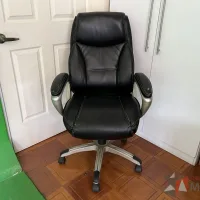 Lote 014 - Silla operativa con ruedas, descansabrazos, asiento y respaldo color negro