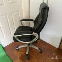Lote 014 - Silla operativa con ruedas, descansabrazos, asiento y respaldo color negro - Imagen 5