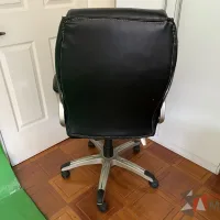 Lote 014 - Silla operativa con ruedas, descansabrazos, asiento y respaldo color negro - Imagen 6