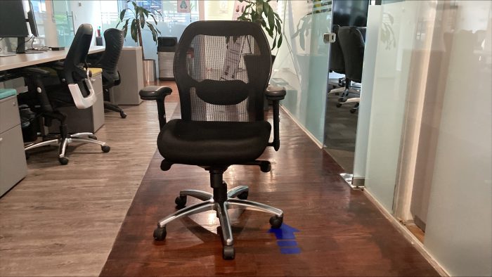 Lote 037 - 2 Sillas operativas con respaldo en malla, asiento en tela color negro