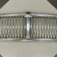 Lote 019 - Una parrilla cromada para Jaguar, 74cm x 23cm