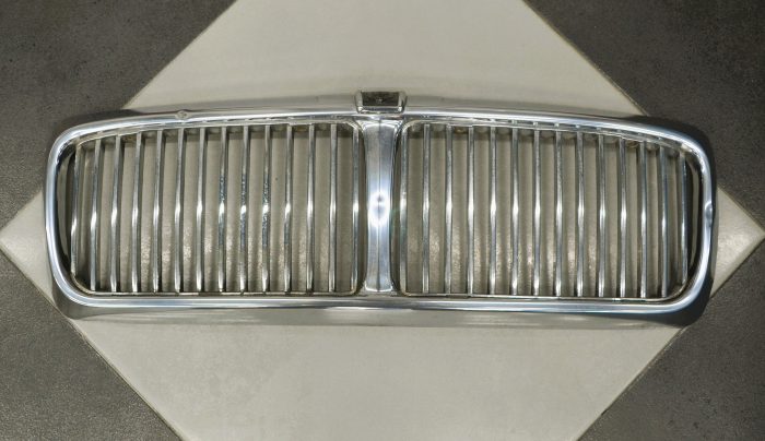 Lote 019 - Una parrilla cromada para Jaguar, 74cm x 23cm - Imagen 2