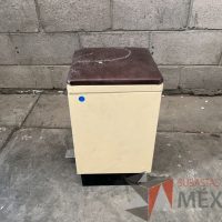 Lote 014 - Bote de basura metálico con pedal y cojín