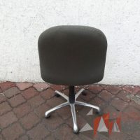 Lote 023 - Silla operativa con ruedas, asiento y respaldo en tela color gris - Imagen 3