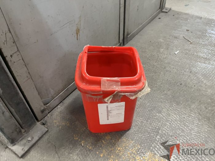Lote 004 - 220 Botes de basura de diferentes modelos y medidas (Plástico, Metálico y Acrílico) - Imagen 8