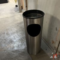Lote 004 - 220 Botes de basura de diferentes modelos y medidas (Plástico, Metálico y Acrílico)