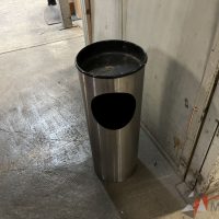 Lote 004 - 220 Botes de basura de diferentes modelos y medidas (Plástico, Metálico y Acrílico) - Imagen 10