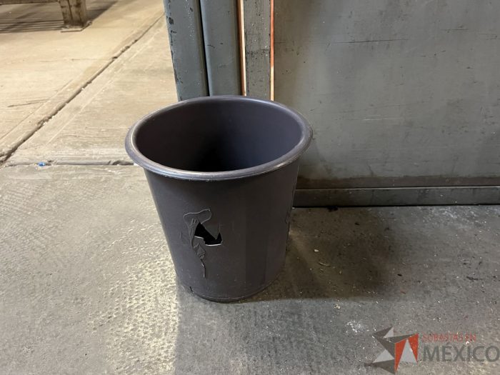 Lote 004 - 220 Botes de basura de diferentes modelos y medidas (Plástico, Metálico y Acrílico) - Imagen 11