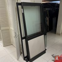 Lote 062 - Lote de mobiliario, componentes de estaciones de trabajo y Máquina de Expresso - Imagen 4