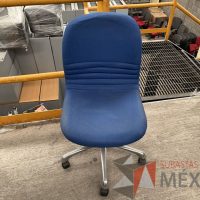Lote 064 - 5 Sillas secretariales con ruedas, asiento y respaldo en tela color azul - Imagen 6