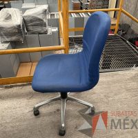 Lote 064 - 5 Sillas secretariales con ruedas, asiento y respaldo en tela color azul - Imagen 5