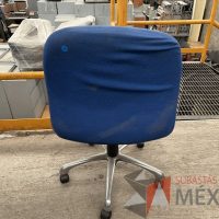 Lote 064 - 5 Sillas secretariales con ruedas, asiento y respaldo en tela color azul - Imagen 4