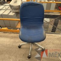 Lote 064 - 5 Sillas secretariales con ruedas, asiento y respaldo en tela color azul - Imagen 3
