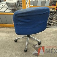 Lote 064 - 5 Sillas secretariales con ruedas, asiento y respaldo en tela color azul - Imagen 2