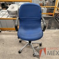 Lote 002 - Silla operativa con ruedas, descansabrazos, asiento y respaldo en tela color azul