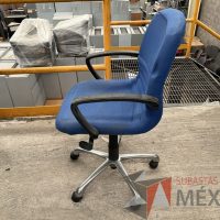 Lote 002 - Silla operativa con ruedas, descansabrazos, asiento y respaldo en tela color azul - Imagen 4