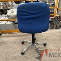 Lote 002 - Silla operativa con ruedas, descansabrazos, asiento y respaldo en tela color azul - Imagen 3