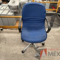 Lote 002 - Silla operativa con ruedas, descansabrazos, asiento y respaldo en tela color azul - Imagen 2