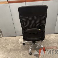 Lote 036 - Silla operativa con ruedas, descansabrazos, respaldo alto en malla y asiento en tela color negro - Imagen 2
