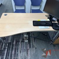 Lote 007 - Mesa de trabajo, estructura metálica y cubierta color madera con orificio para cable - Imagen 5