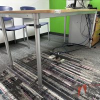 Lote 007 - Mesa de trabajo, estructura metálica y cubierta color madera con orificio para cable - Imagen 7