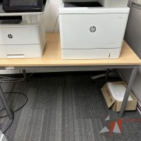 Lote 041 - Mesa de trabajo, estructura metálica y cubierta color madera