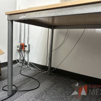 Lote 041 - Mesa de trabajo, estructura metálica y cubierta color madera - Imagen 4