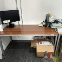 Lote 005 - Mesa de trabajo, estructura metálica y cubierta color madera 