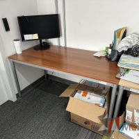 Lote 005 - Mesa de trabajo, estructura metálica y cubierta color madera  - Imagen 3