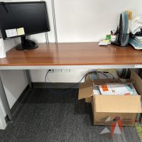 Lote 005 - Mesa de trabajo, estructura metálica y cubierta color madera  - Imagen 4