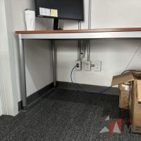 Lote 005 - Mesa de trabajo, estructura metálica y cubierta color madera  - Imagen 5