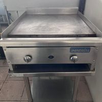 Lote 037 - Plancha con base 24"