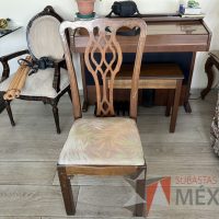 Lote 002 - 8 Sillas de caoba para comedor en Caoba talladas a mano, estilo Chipndale pata recta, color abedul. Diseños exclusivos tallados a mano