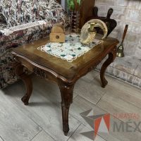 Lote 008 - 2 Mesas laterales de madera con cubierta de vidrio