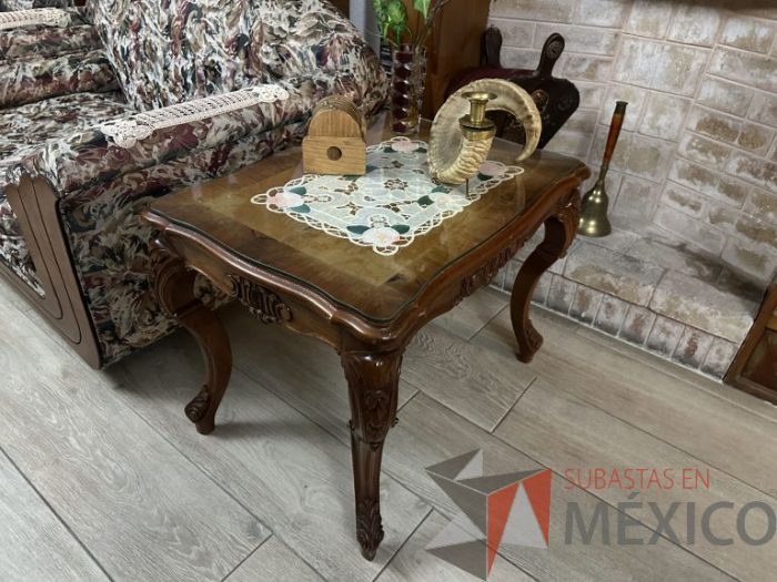 Lote 008 - 2 Mesas laterales de madera con cubierta de vidrio