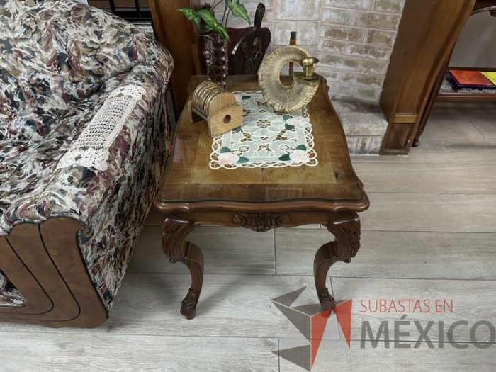 Lote 008 - 2 Mesas laterales de madera con cubierta de vidrio - Imagen 6