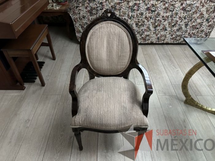 Lote 006 - Set con 1 espejo, 1 silla fija y y 1 mesa con cubierta de vidrio - Imagen 11