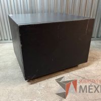 Lote 015 - Mueble de metal con 1 puerta y ruedas