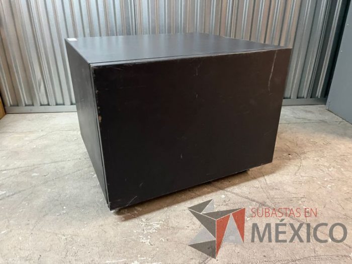Lote 015 - Mueble de metal con 1 puerta y ruedas