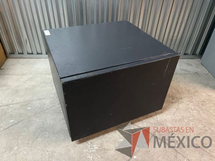 Lote 015 - Mueble de metal con 1 puerta y ruedas - Imagen 3