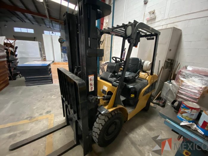 Lote 007 - Montacargas de 5000 lb. Caterpillar, Modelo: 2P5000 - Imagen 2