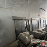 Lote 005 - Cámara de refrigeración dividida en 4 secciones con 3 puertas de acero inoxidable