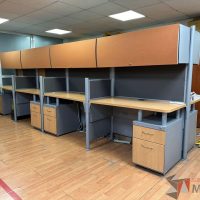 Lote 007 - Estación de trabajo para 8 personas, con 8 archiveros de pedestal de 2 cajones y 8 gavetas
