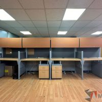 Lote 007 - Estación de trabajo para 8 personas, con 8 archiveros de pedestal de 2 cajones y 8 gavetas - Imagen 16