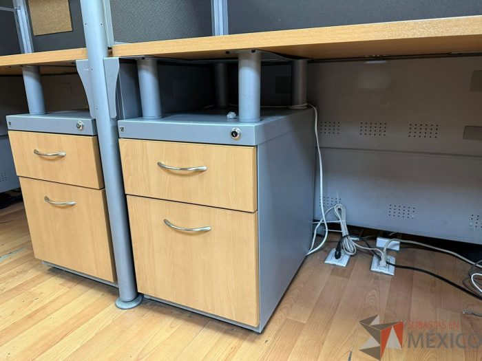Lote 007 - Estación de trabajo para 8 personas, con 8 archiveros de pedestal de 2 cajones y 8 gavetas - Imagen 12