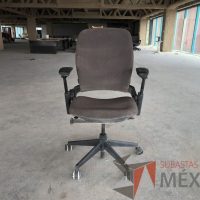 Lote 051 - 2 Sillas operativas con ruedas, descansabrazos, asiento y respaldo en tela gris