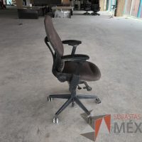 Lote 051 - 2 Sillas operativas con ruedas, descansabrazos, asiento y respaldo en tela gris - Imagen 3