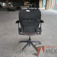 Lote 051 - 2 Sillas operativas con ruedas, descansabrazos, asiento y respaldo en tela gris - Imagen 4