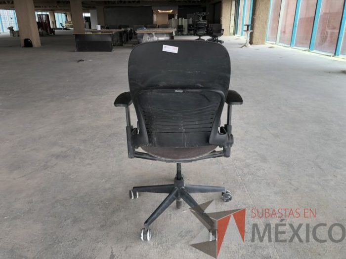 Lote 051 - 2 Sillas operativas con ruedas, descansabrazos, asiento y respaldo en tela gris - Imagen 4